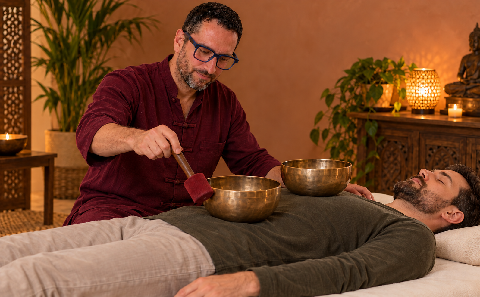 Terapeuta concentrato sulle campane tibetane